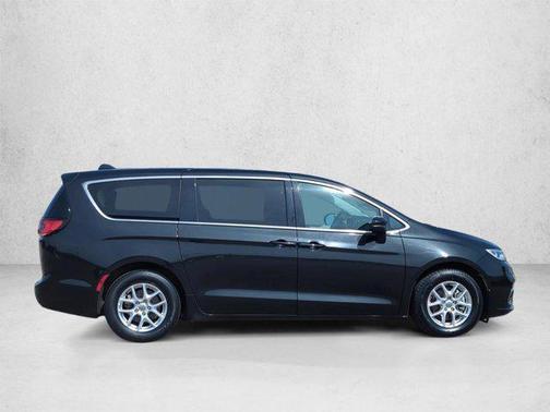 Brilliant Black Crystal Pearlcoat 2023 Chrysler Pacifica Touring L