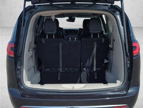Brilliant Black Crystal Pearlcoat 2023 Chrysler Pacifica Touring L