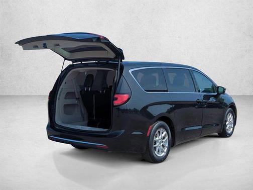 Brilliant Black Crystal Pearlcoat 2023 Chrysler Pacifica Touring L