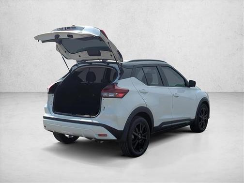 2022 Nissan Kicks SR