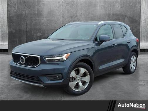 2022 Volvo XC40 T4 Momentum