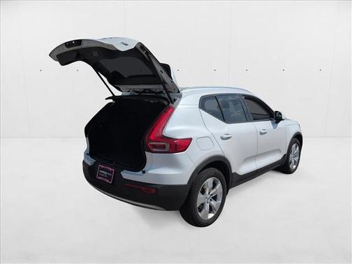 2022 Volvo XC40 T5 Momentum