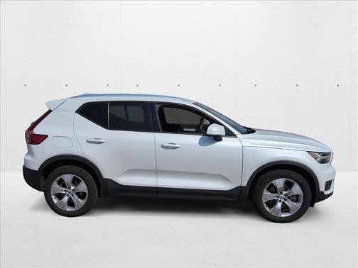 2022 Volvo XC40 T5 Momentum