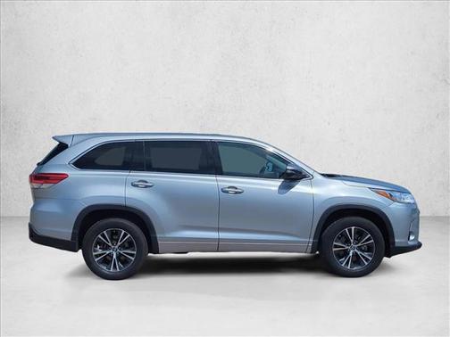 Celestial Silver Metallic 2017 Toyota Highlander LE I4