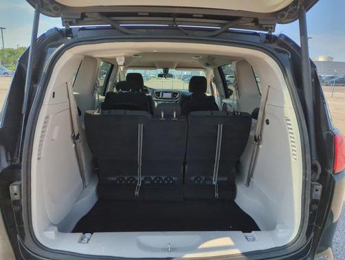 2022 Chrysler Voyager LX