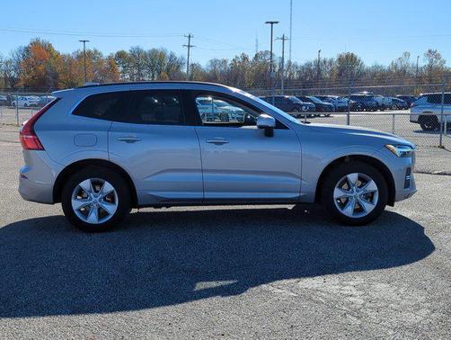 2022 Volvo XC60 B5 Momentum