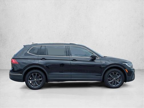 Deep Black Pearl 2023 Volkswagen Tiguan 2.0T SE