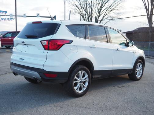 Photo 4 of 20 of 2019 Ford Escape SE