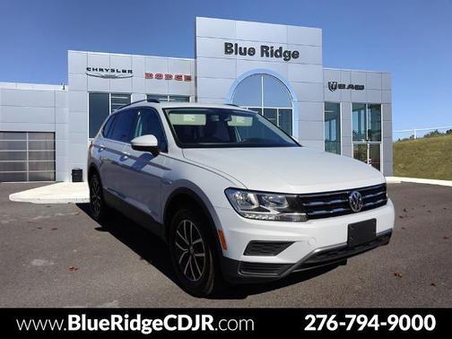 Photo 1 of 25 of 2019 Volkswagen Tiguan 2.0T SE