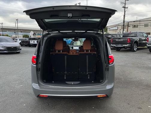 2025 Chrysler Pacifica Hybrid Pinnacle