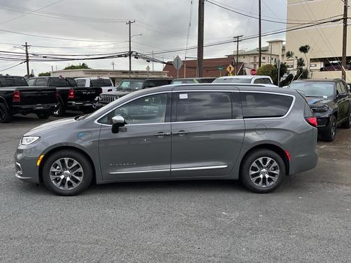2025 Chrysler Pacifica Hybrid Pinnacle