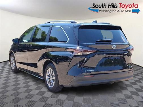 2025 Toyota Sienna LE