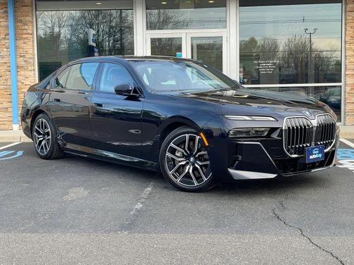 Carbon Black Metallic 2024 BMW 750e xDrive