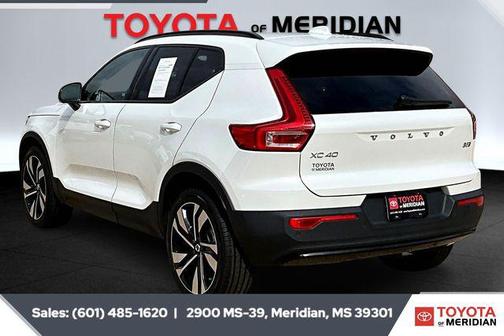 2024 Volvo XC40 B5 Plus Dark Theme