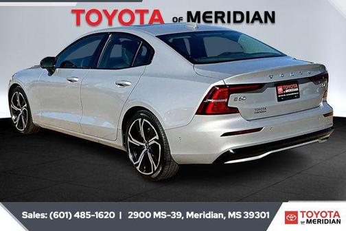 2024 Volvo S60 B5 Ultimate Dark Theme