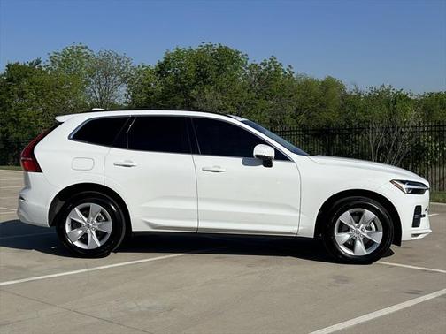 2022 Volvo XC60 B5 Momentum