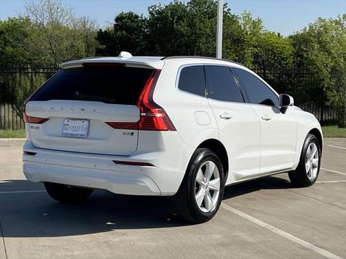 2022 Volvo XC60 B5 Momentum