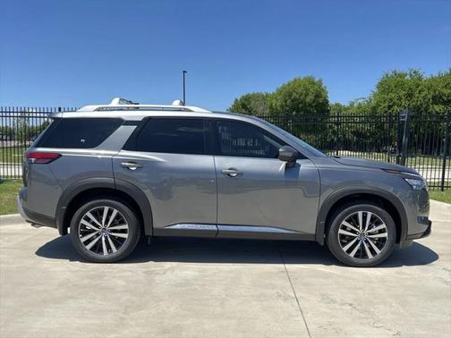 2025 Nissan Pathfinder Platinum 4WD
