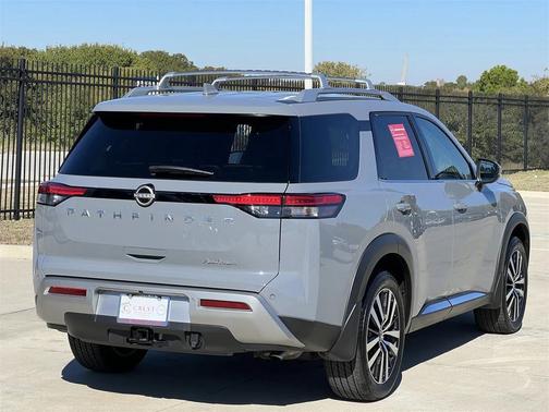 2025 Nissan Pathfinder Platinum FWD