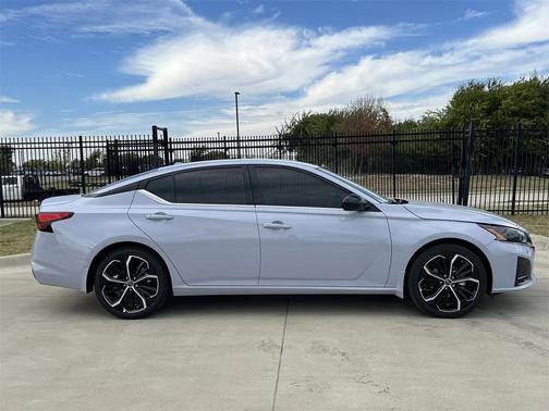 2025 Nissan Altima SR FWD