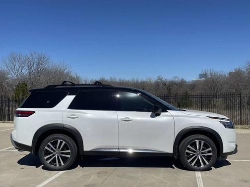 2025 Nissan Pathfinder Platinum FWD