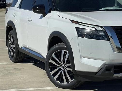 2025 Nissan Pathfinder Platinum FWD