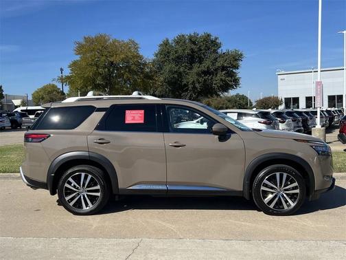 2025 Nissan Pathfinder Platinum FWD