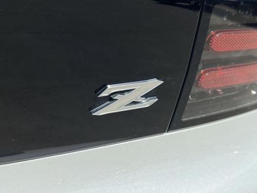 Everest White Pearl Tricoat/Super Black 2024 Nissan Z Performance Auto