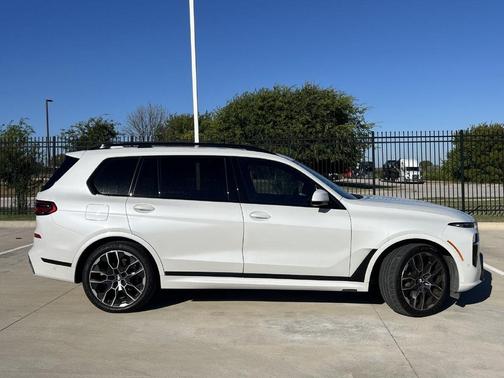 Mineral White Metallic 2024 BMW X7 xDrive40i