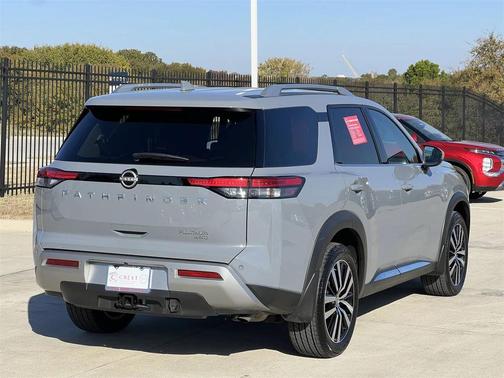 2025 Nissan Pathfinder Platinum 4WD