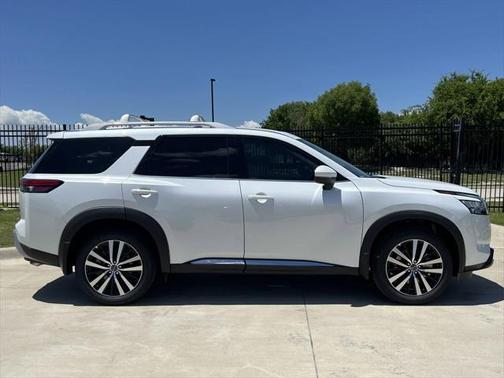 2025 Nissan Pathfinder Platinum 4WD