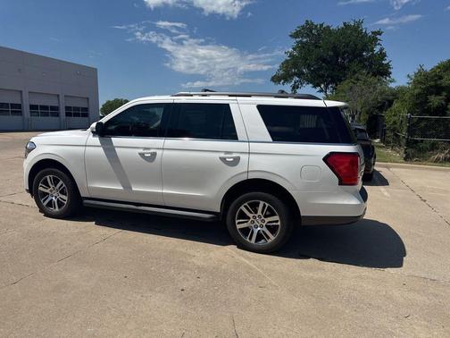 Star White Metallic Tri-Coat 2024 Ford Expedition XLT