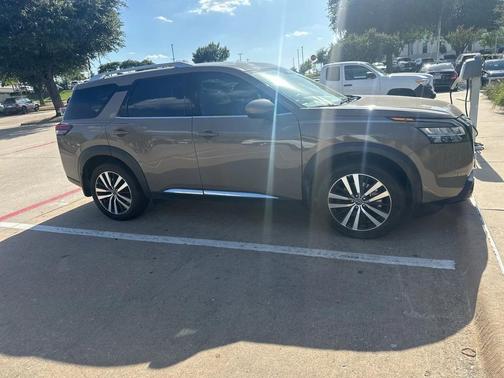 2024 Nissan Pathfinder Platinum FWD