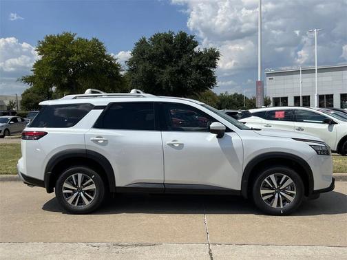 2025 Nissan Pathfinder SL 4WD