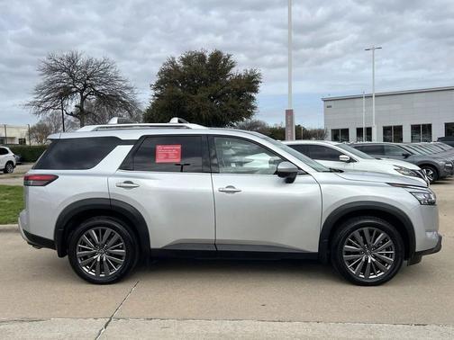 2023 Nissan Pathfinder SL FWD