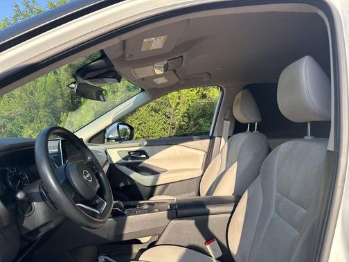 Everest White Pearl 2024 Nissan Rogue SV