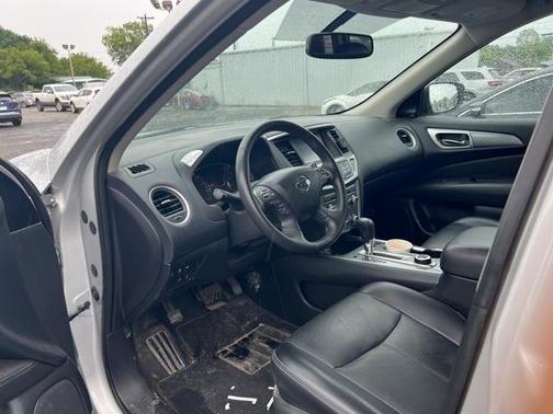 Photo 6 of 6 of 2020 Nissan Pathfinder SL