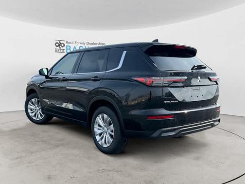 Labrador Black Pearl 2026 Mitsubishi Outlander ES 1.5T S-AWC