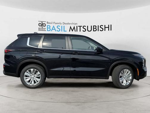 Labrador Black Pearl 2026 Mitsubishi Outlander ES 1.5T S-AWC