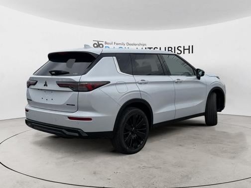 White Diamond 2026 Mitsubishi Outlander LE 1.5T S-AWC