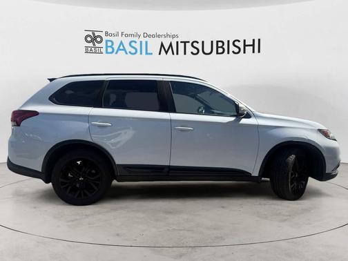 Diamond White Pearl 2018 Mitsubishi Outlander LE S-AWC