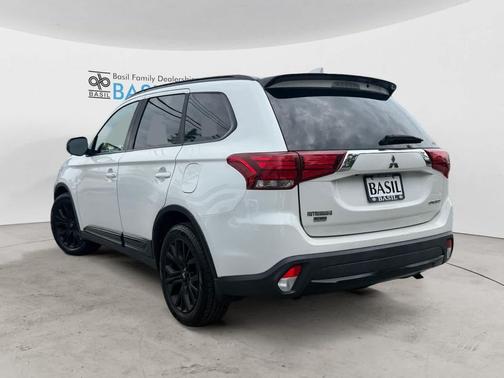 Diamond White Pearl 2018 Mitsubishi Outlander LE S-AWC