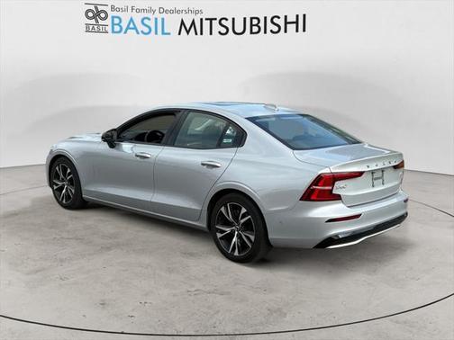 2024 Volvo S60 B5 Plus Dark Theme