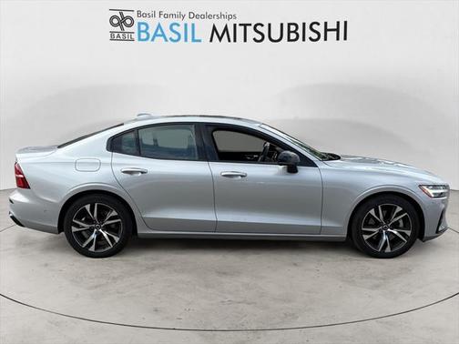 2024 Volvo S60 B5 Plus Dark Theme