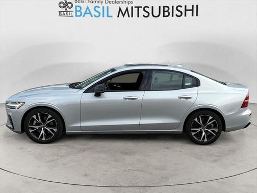 2024 Volvo S60 B5 Plus Dark Theme