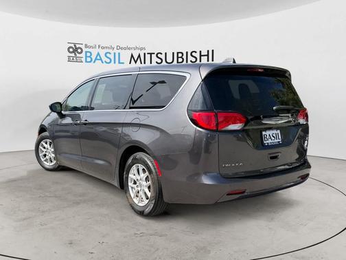 Granite Crystal Metallic Clearcoat 2017 Chrysler Pacifica Touring