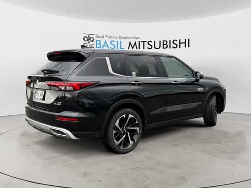 Labrador Black Pearl 2025 Mitsubishi Outlander SE S-AWC