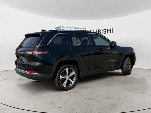 Diamond Black Crystal Pearlcoat 2023 Jeep Grand Cherokee 4xe Base