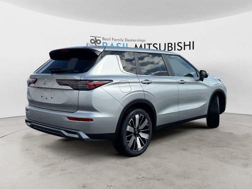 Alloy Silver Metallic 2026 Mitsubishi Outlander SE S-AWC