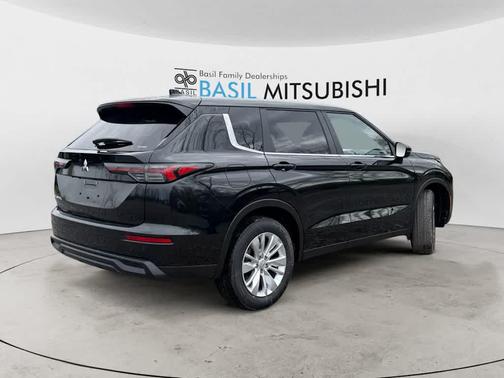 Labrador Black Pearl 2026 Mitsubishi Outlander ES S-AWC